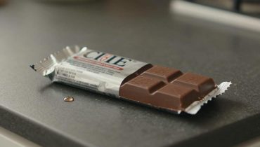 Mercury in store-bought chocolates: a man hospitalized after biting into a contaminated treat