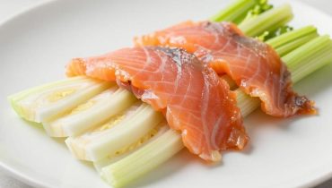 Fennel salad with smoked salmon: a refined starter ready in 10 minutes flat Fennel salad with smoked salmon: a refined starter ready in 10 minutes flat