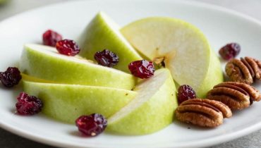 Green apples, cranberries, and pecans: the perfect combination to balance sweetness and acidity in your salads Green apples, cranberries, and pecans: the perfect combination to balance sweetness and acidity in your salads