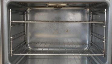 Baking soda and vinegar: how these two everyday products give your oven a new look in minutes