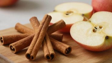 Apple and cinnamon cake: the 3-euro moist recipe that transforms simple ingredients into a comforting dessert