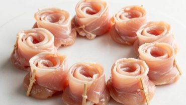 Farm chicken with vanilla in rosettes: the technique of rolled strips that transforms a simple dish into a gastronomic creation Farm chicken with vanilla in rosettes: the technique of rolled strips that transforms a simple dish into a gastronomic creation