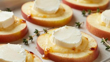 Baked apples and warm goat cheese: 8 minutes of cooking for a balanced hot-cold dish