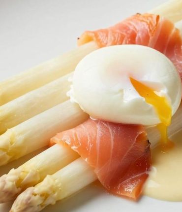 White asparagus with smoked salmon: how to transform 4 simple ingredients into a gourmet dish in 35 minutes