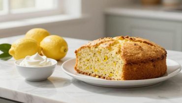 Lemon and crème fraîche cake: the yogurt pot technique that guarantees perfect moistness without scales