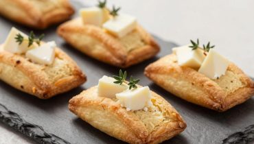 Savory goat cheese and thyme financiers: the French recipe that transforms the aperitif into a gastronomic moment