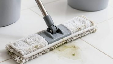 Dirty mops: why throwing them away is useless and how to clean them effectively with a single natural ingredient