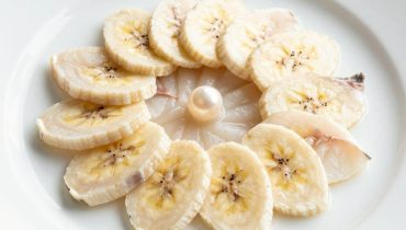Sea bass carpaccio: banana and coconut milk reinvent this classic of raw cuisine