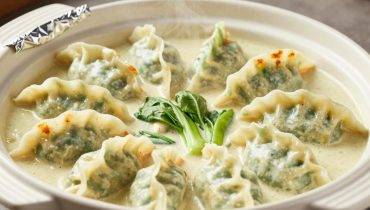 Creamy curry dumplings: how to transform a frozen product into a comforting one-pan dish