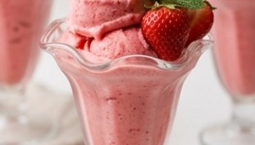 Ultra Creamy Strawberry Frozen Yogurt