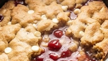 Slow Cooker Melting Red Fruit Cookie Cobbler