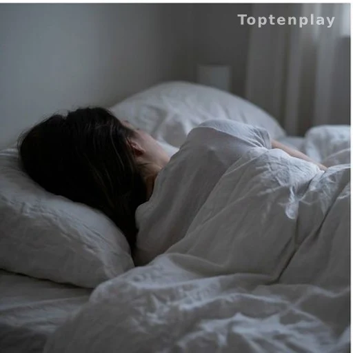 Person sleeping on left side to aid nighttime digestion